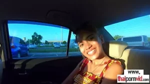 Petite pequeño titted amateur asiático adolescente cereza relajante en un grande blanco polla