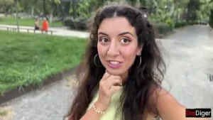 Hot Teen Katty West a des relations sexuelles publiques avec un gars au hasard et se fait jouir sur son cul