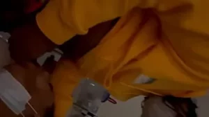 在医院的床上给这个鸡巴挤奶第 3 部分