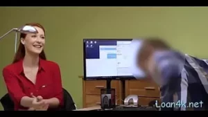 Elegancka dziewczyna lubi kutasa w swoim garnku z miodem