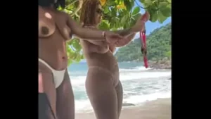 公共海滩狂欢：双性恋浪荡公子分享大型公鸡和湿猫