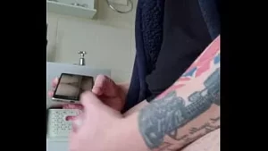 Ich wichse, während ich mir das Video meines Freundes ansehe