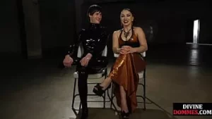 Kink - Sıkı busty domina şamar askıya bdsm itaatkar