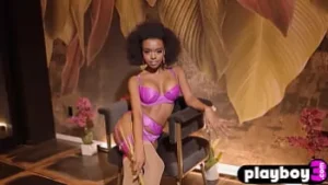 Muse Naadia: Ebony Teen avec de gros seins parfaits et un grand cul en lingerie