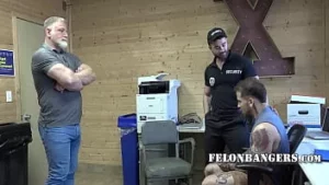 Отчим и охрана тегируют команду и трахают магазинного вора