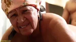 Grand-mère de 72 ans détruite dans une baise anale extrêmement rugueuse
