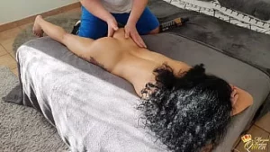 Após massagem quente ela consegue um orgasmo real insano no pau dele - maria kalos