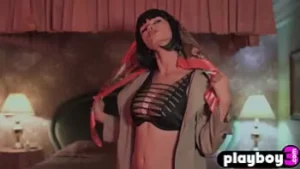 يطرح جبهة جبهة للألعاب الروسية الروسية جوليا لوجاتشيفا بشكل غزلي في الملابس الداخلية ، حيث تعرض منحنياتها الحثيمة والثديين الطبيعية الضخمة