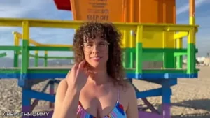 Curvy Joodse milf heeft openbare seks met vreemdeling op het strand