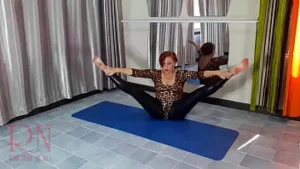 Regina nera. una donna con un body leopardato e leggings in lattice sta facendo yoga in palestra. yoga in body sexy. 1