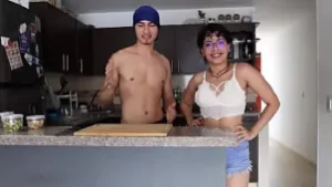 Latina Petite Veronika Bombshell's Food Orgasm: Henry's Christmas Hallocas in 2 minuten