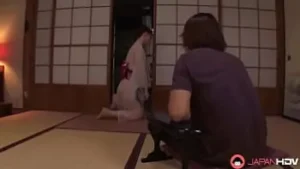 Japanische Duschfreude: Brünette Babe mündliche Fixierung