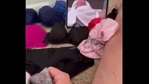 Branler avec la culotte et les soutiens-gorge de sa femme