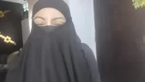Muslimwifeyx - Настоящая возбужденная арабская жена сквиртует на свой никаб в любительском видео, мастурбирует, пока муж молится в хиджабе, порно