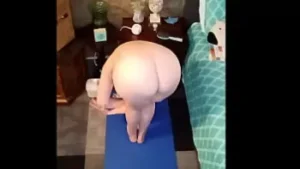 Big seins et session de yoga de cul parfaite avec VEE