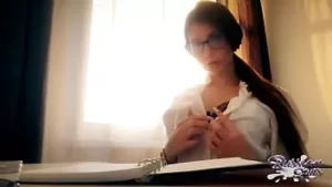 Muhteşem memeli tutkulu sekreter resepsiyon odasında vibratörünü kullanıyor