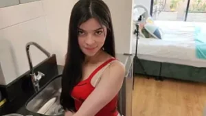 Latina sexy segretamente scopata da un uomo domiciliare in bagno