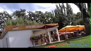 Une femme brune épicée et un beau gosse baisent brutalement