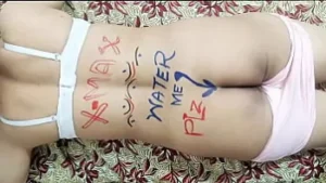حلق Desi MILF مؤخرتها الكبيرة وجمل ضيقة مع دسار في عيد الميلاد