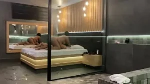 Latina busty devine obraznică în întâlnirea interrazială