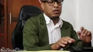 Je baise mon patron au travail pour ne pas le perdre