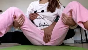 Taquine amateur asiatique en pyjama avec de petits seins fétiche