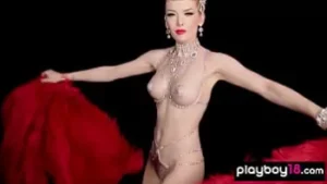 米兰达（Miranda）的独奏脱衣舞：一场大型英国滑稽表演