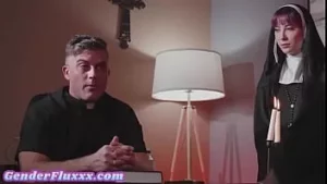 Sous religieux sucer la bite d'un prêtre en duo après l'église