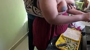 Ma femme amie se fait baiser la bouche en cuisinant dans la cuisine